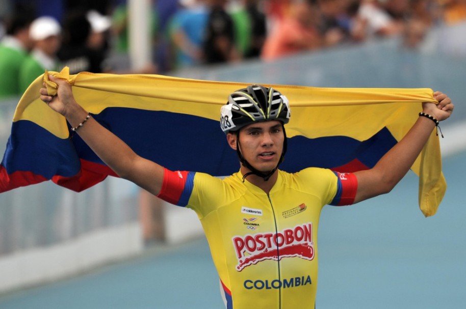 Jaime Uribe celebra la obtención de su medalla de oro.