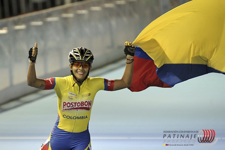 La patinadora Paola Segura ondea la bandera de Colombia