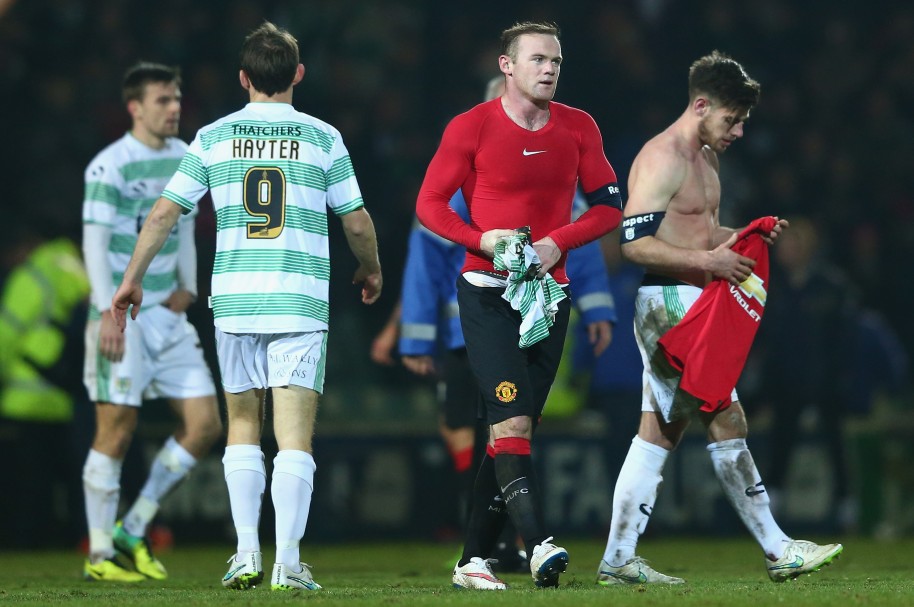 Wayne Rooney cambiando camisetas después de un partido con el Manchester United
