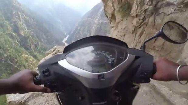 Motociclista viajando por una de las vías más peligrosas de la India.