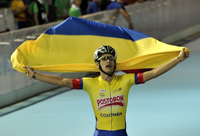 Carlos Franco, deportista colombiano, ondea la bandera nacional en China