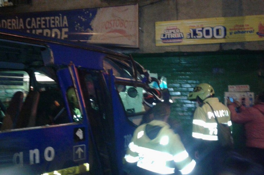 Un bus del SITP yace estrellado contra una casa-panadería