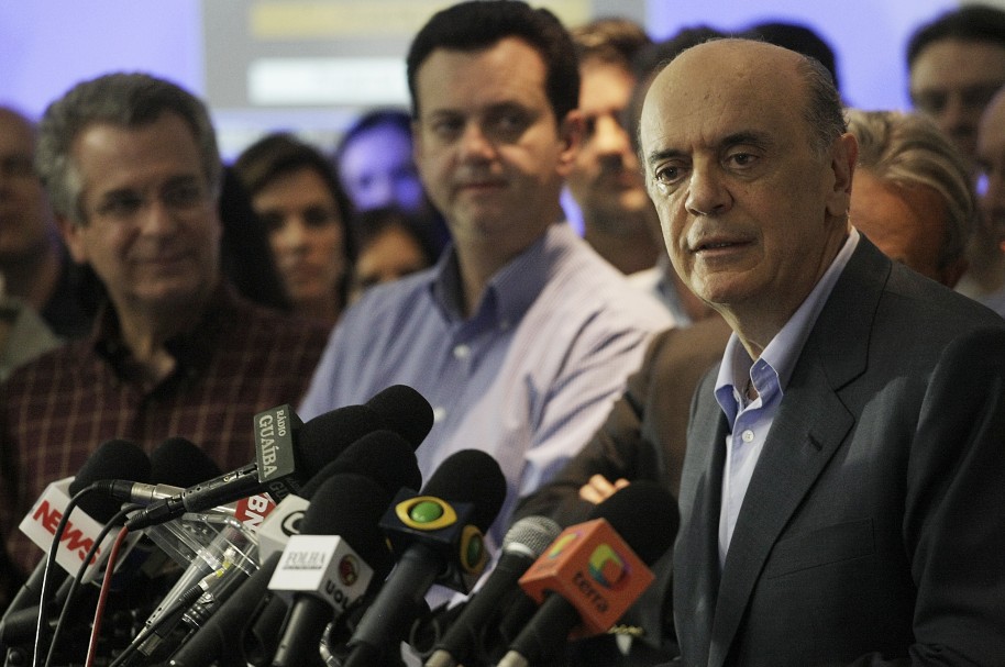 El canciller brasileño José Serra declara ante la prensa