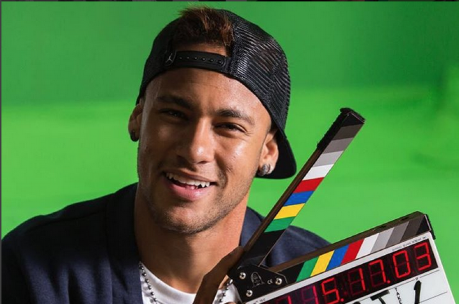 Neymar presentando un adelanto de su nueva canción.