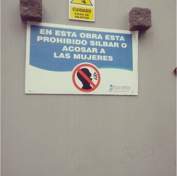 Letrero prohíbe silbar o acosar a las mujeres en una construcción en Perú