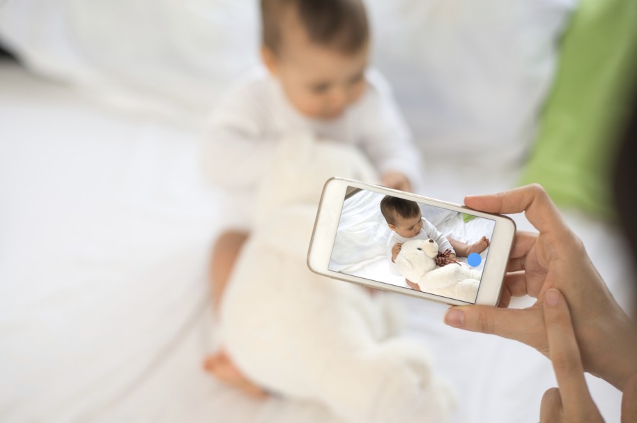 Bebé siendo fotografíado con un celular