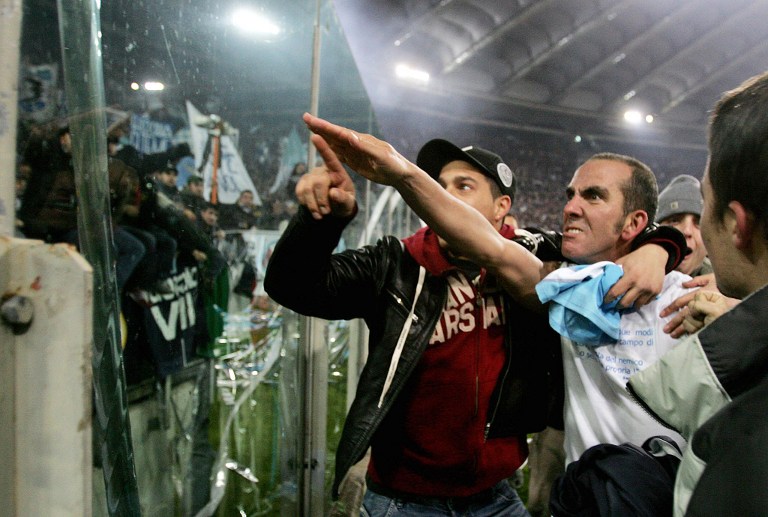 Paolo Di Cani haciendo gesto fascista