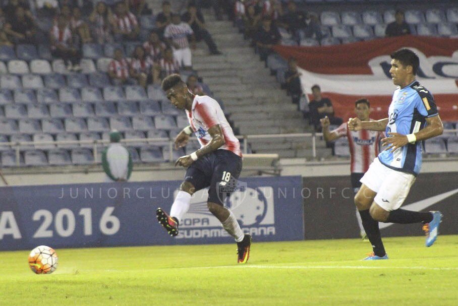 Yony González (izq.) remata y anota el gol de Junior