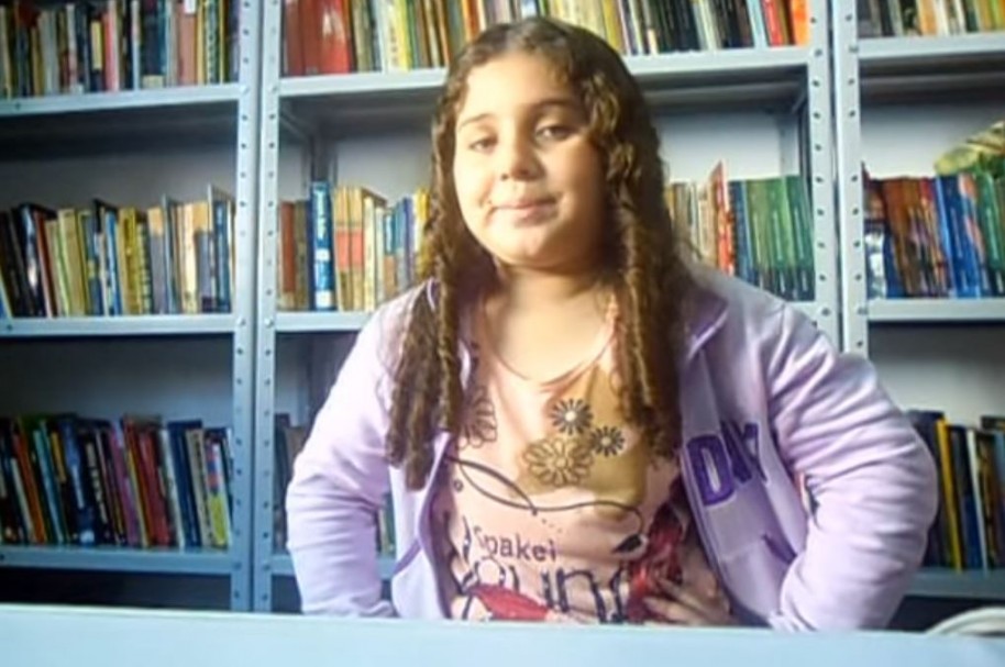 La joven Kaciane presenta al mundo su biblioteca
