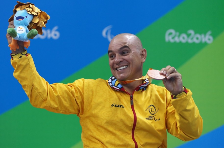 Moisés Fuentes con su medalla en los Paralímpícos de Río