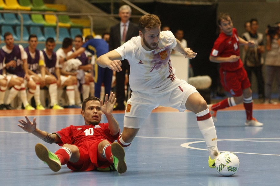 El jugador de Azerbaiyán Vassoura (i) disputa el balón con el jugador español Pola (d)