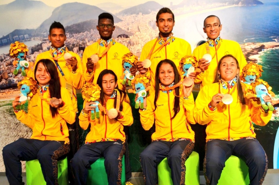 Atletas colombianos exhiben sus medallas en los Juegos Paralímpicos