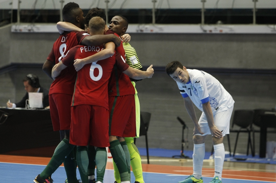 Los jugadores de Portugal celebran la anotación de un gol a Uzbekistán