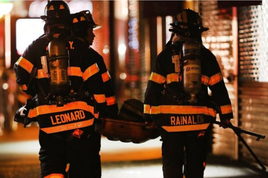 Los bomberos atienden la emergencia en Nueva York.