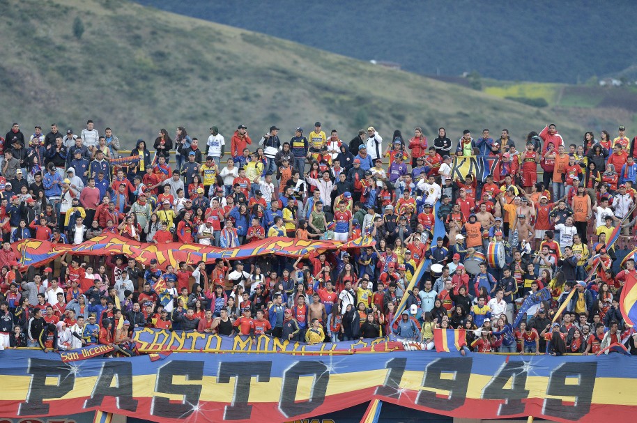 Hinchas del Deportivo Pasto asisten a un partido en el estadio Libertad.