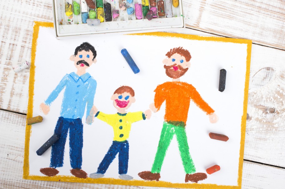 Ilustración infantil de una pareja gay con un niño adoptado