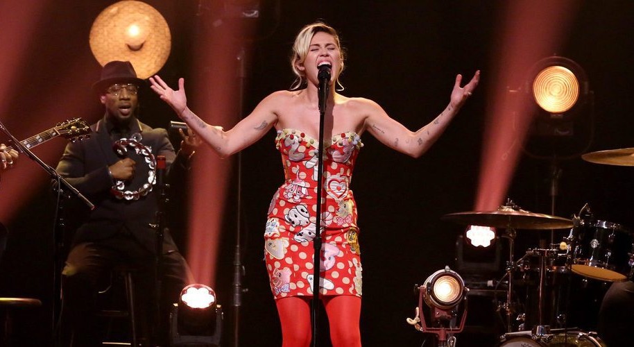 Miley Cyrus cantando.