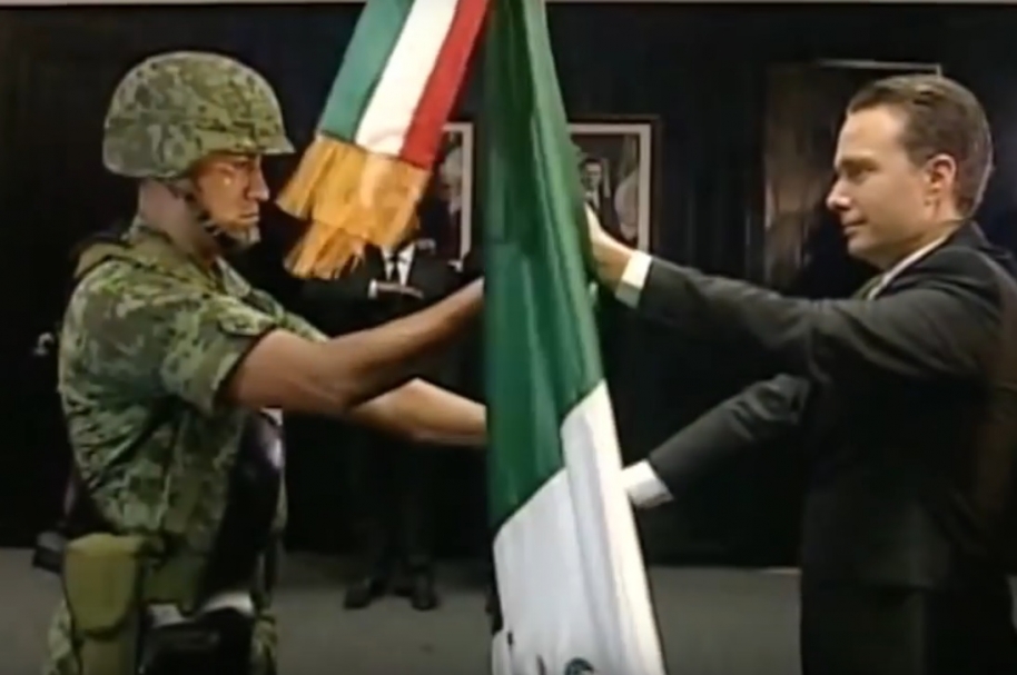 Soldado arrebata bandera a gobernador