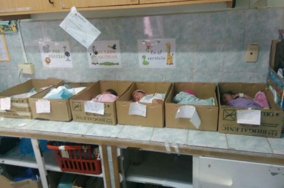 Bebés en cajas de cartón en Venezuela - Pulzo.com
