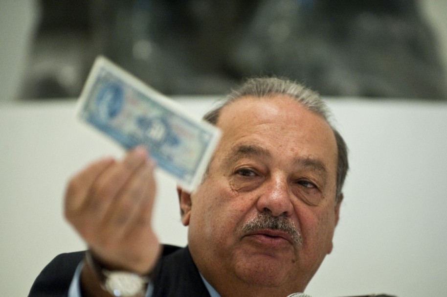 Carlos Slim cuenta dinero