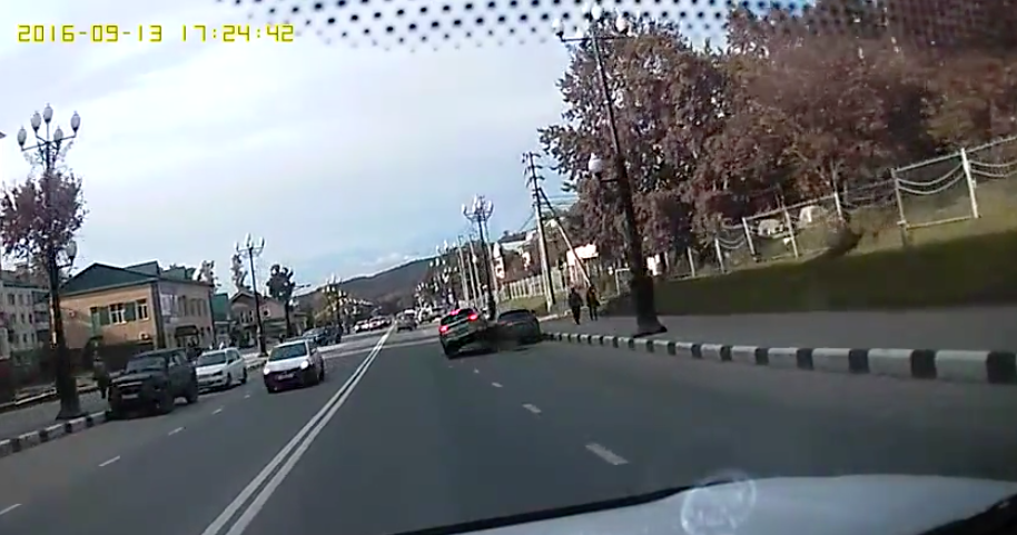 Mujer chocó su camioneta nueva contra vehículo estacionado, en Rusia.  Pulzo.com
