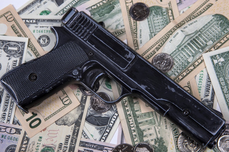 Pistola y dinero