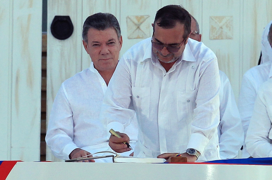 Rodrigo Londoño firma la paz.