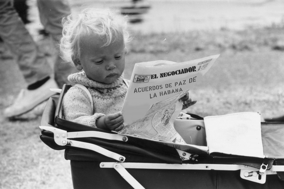 Niño lee el periódico