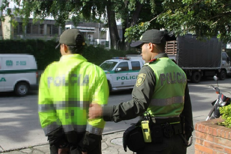 Con prendas de la Policía roban en Bogotá