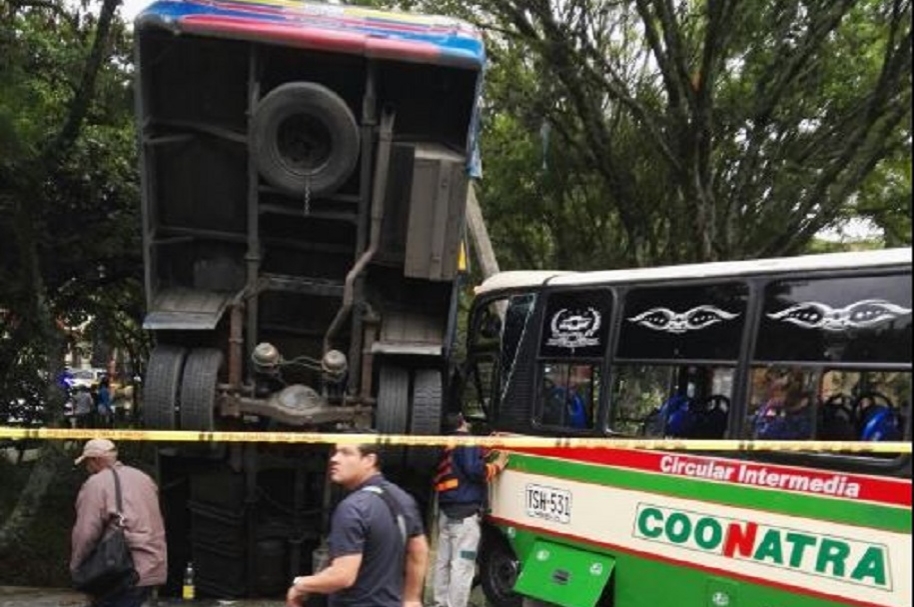 Choque de buses en Medellín