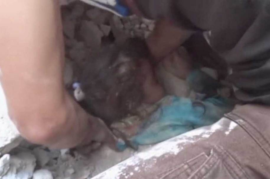 Rescate niña sepultada entre escombros em Alepo.