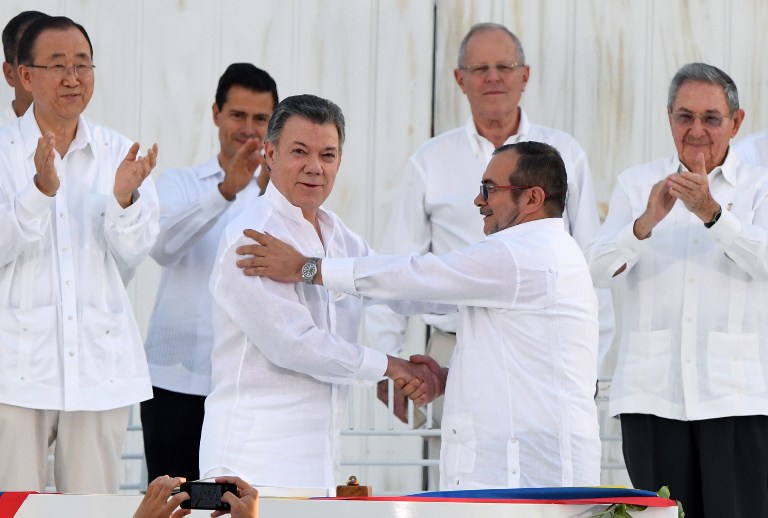 Así celebraron Santos y ‘Timochenko’ la firma del acuerdo de paz. Pulzo.com