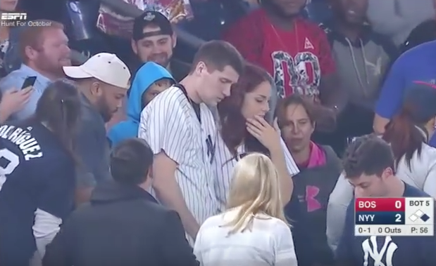 Hombre le propuso matrimonio a su novia en partido de béisbol. Pulzo.com