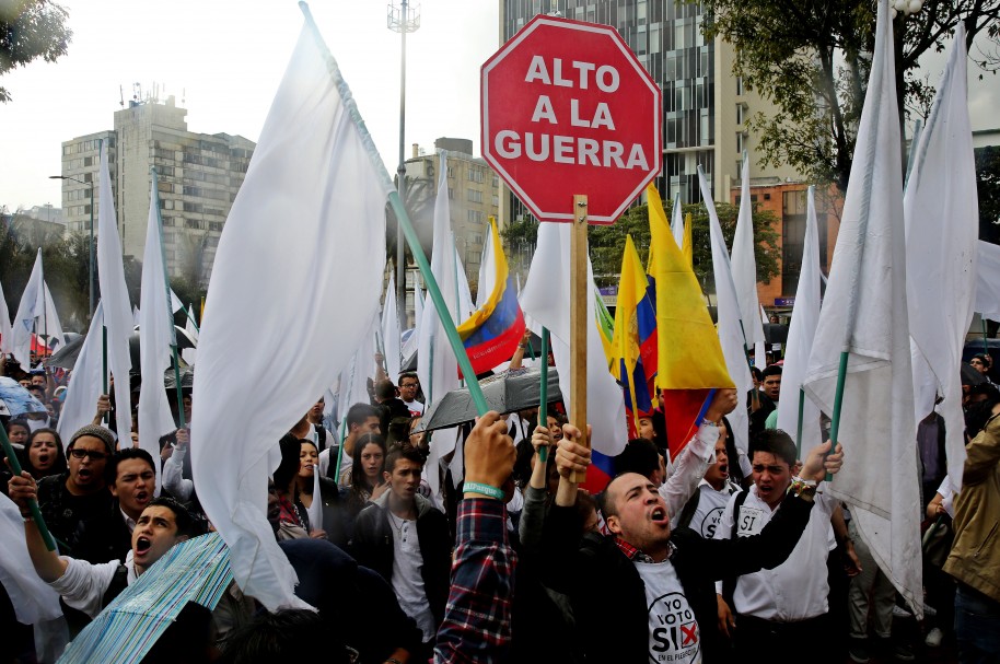 Estudiantes colombianos agitan banderas blancas por el "sí" al plebiscito