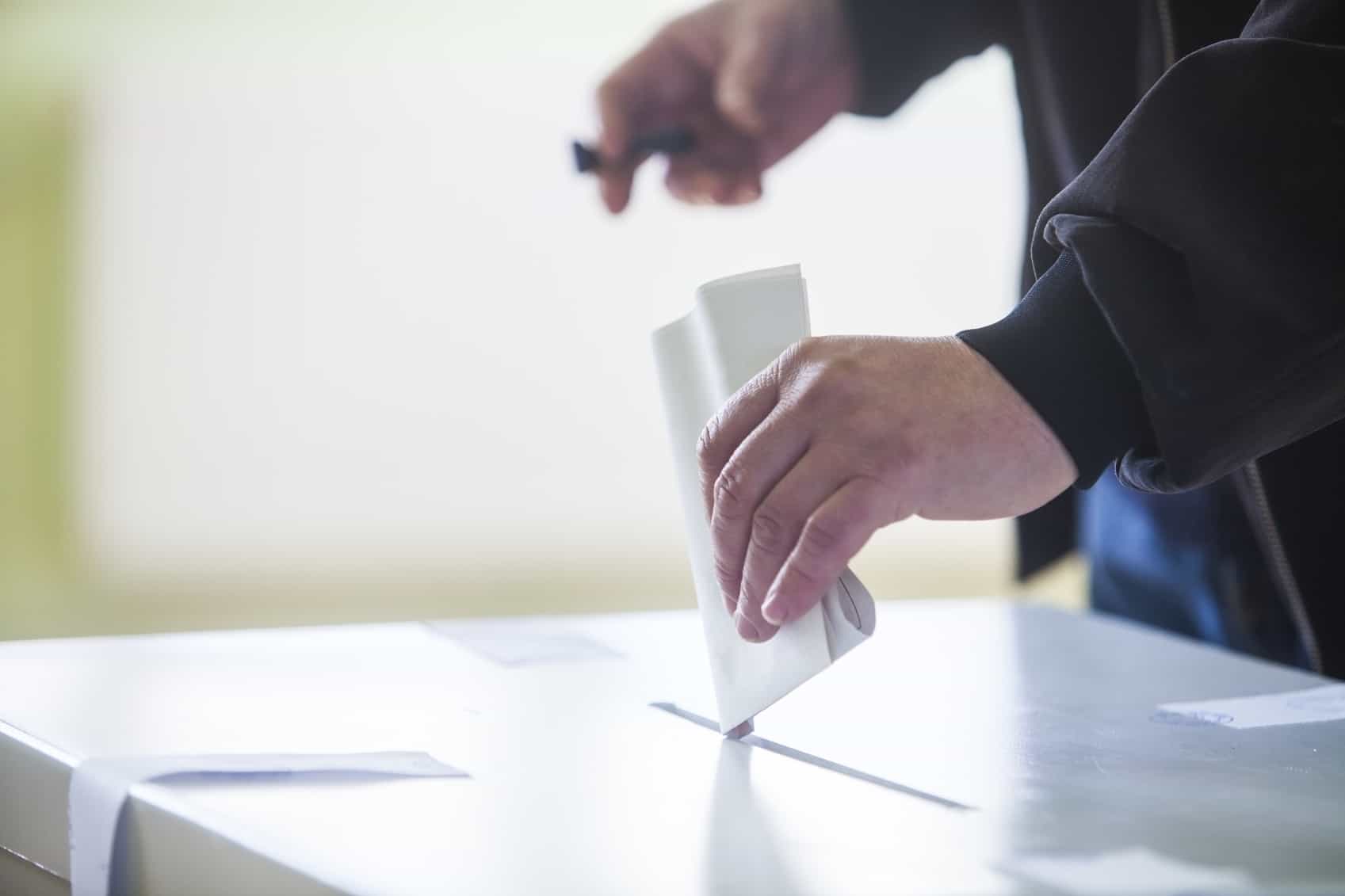 Mano depositando voto