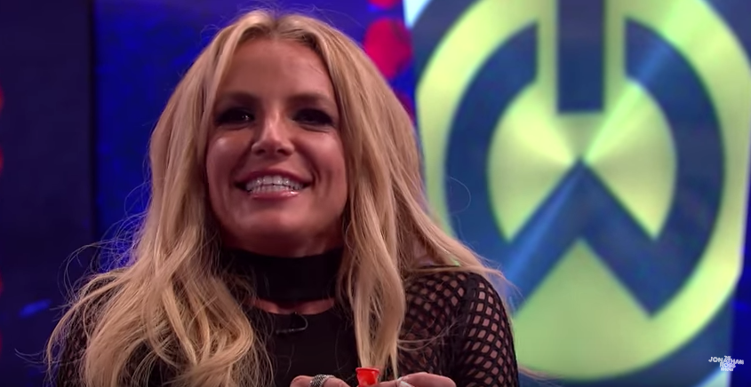 Britney Spears cantó con helio. Pulzo.com