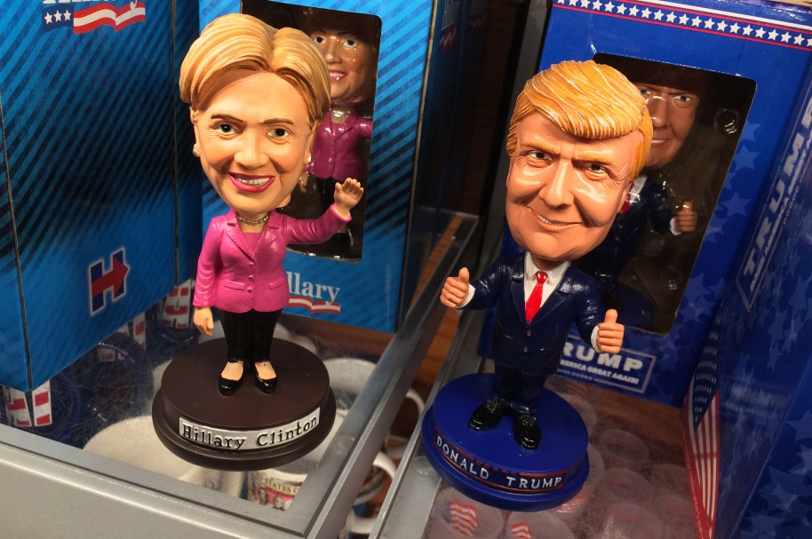 Muñecos de Hillary Clinton y Donald Trump