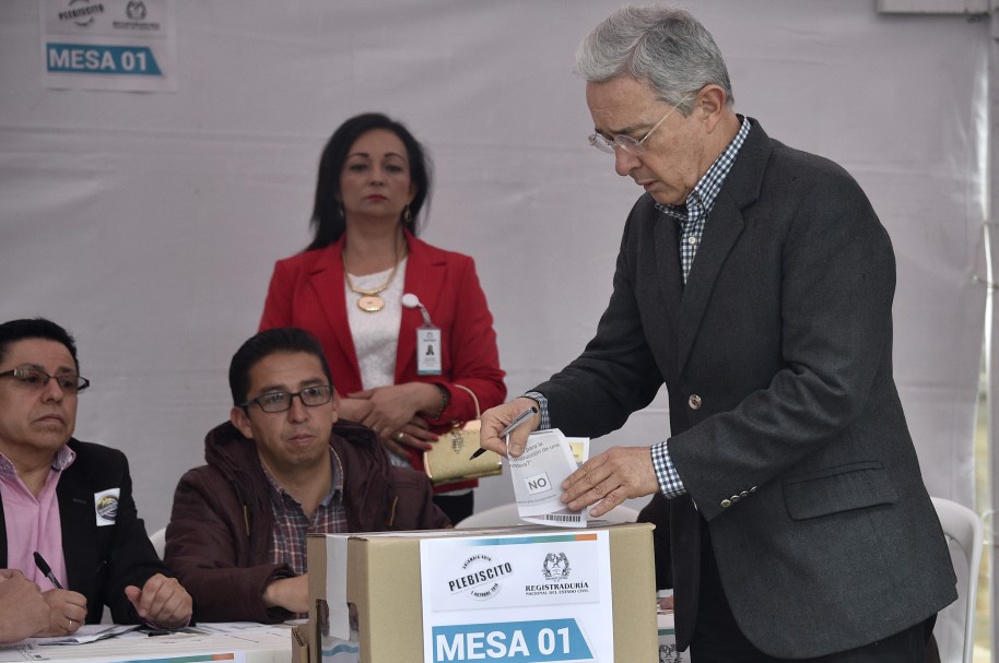 Uribe vota en el plebiscito