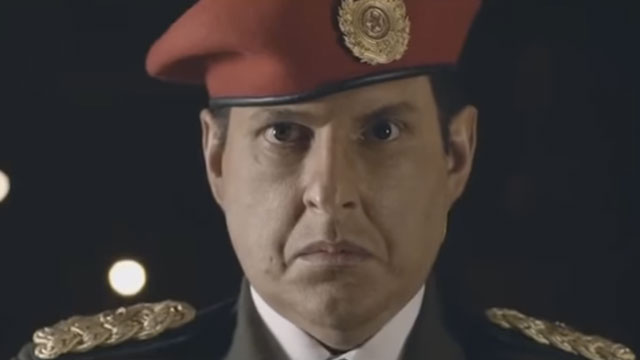 Andrés Parra interpretando a Hugo Chávez.