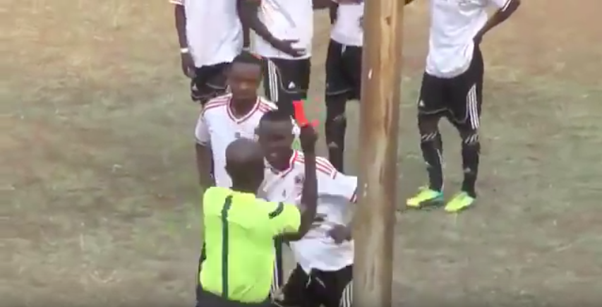 Jugador golpea a árbitro durante partido de fútbol, en Zimbabue. Pulzo.com
