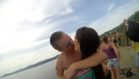 Pareja se besó mientras se grababa con una GoPro. Pulzo.com