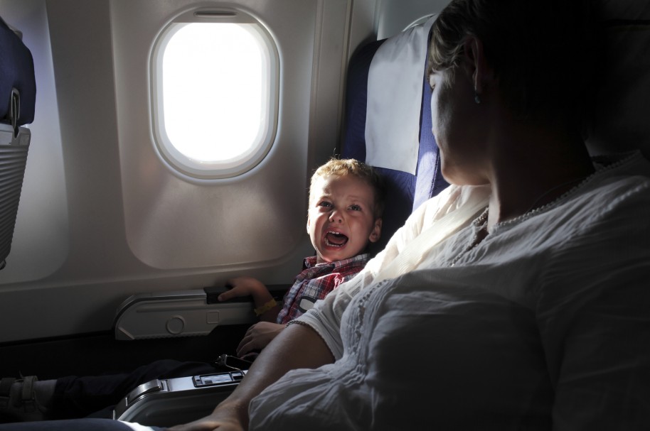 Niño llora en un avión