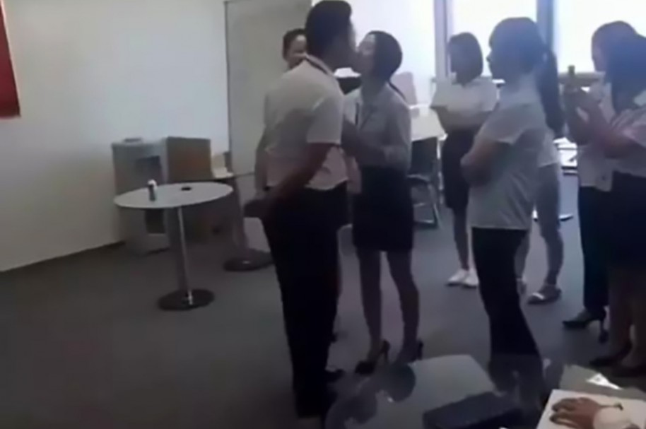 Empleadas obligadas a besar al jefe en China