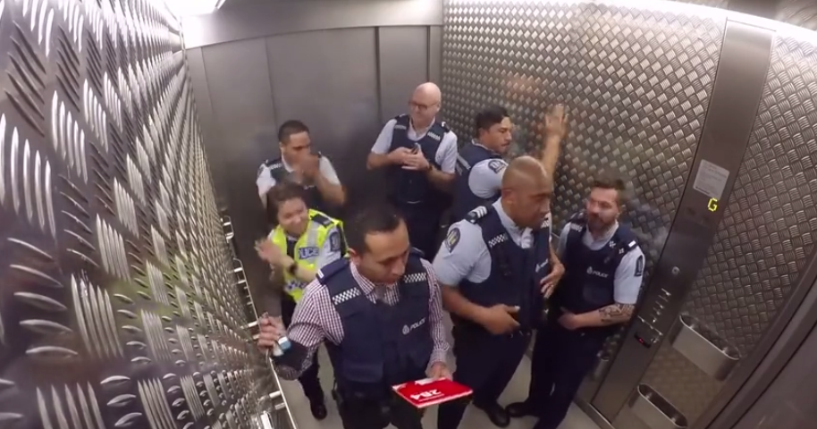 Policías hicieron música en ascensor. Pulzo.com