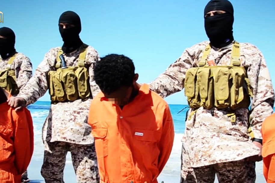 Combatientes del grupo Estado Islámico con prisioneros