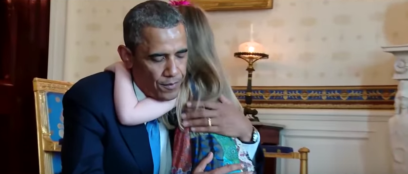 Obama y una niña. Pulzo.com