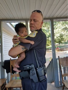 Policía salva a bebé