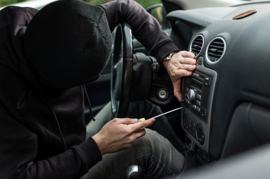 Ladrón saca radio de carro