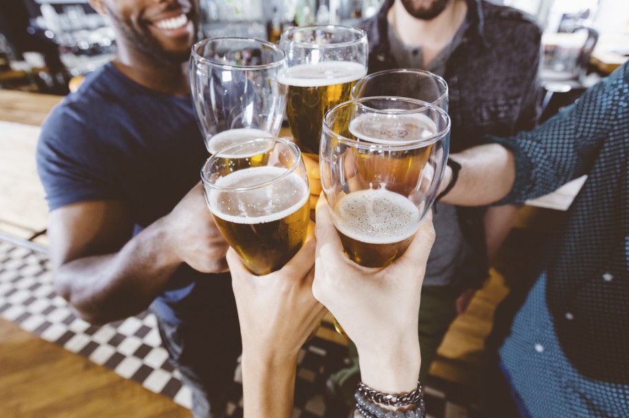 Amigos celebrando con cerveza - pulzo.com