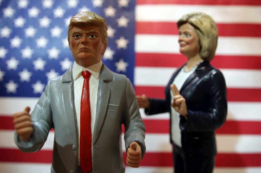 Muñecos de Donald Triump y Hillary Clinton